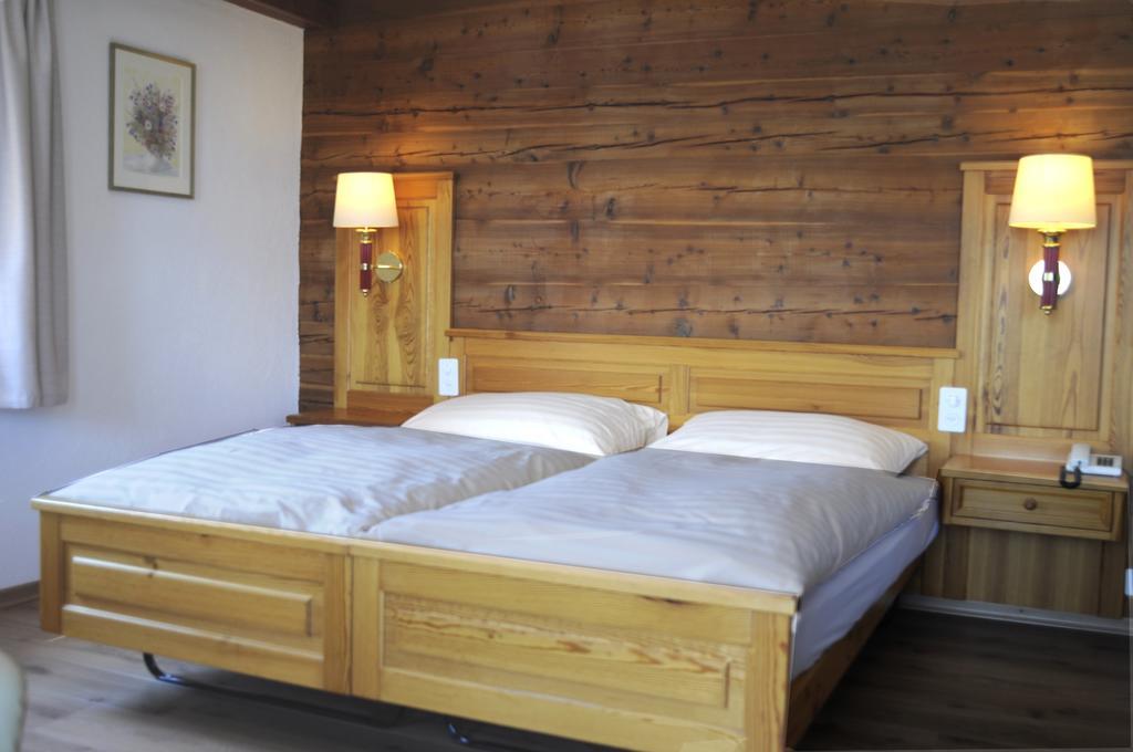 Hotel Alpenblick Zeneggen Quarto foto